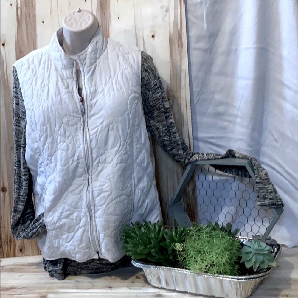 Zip up 2 pocket vest with quilted design